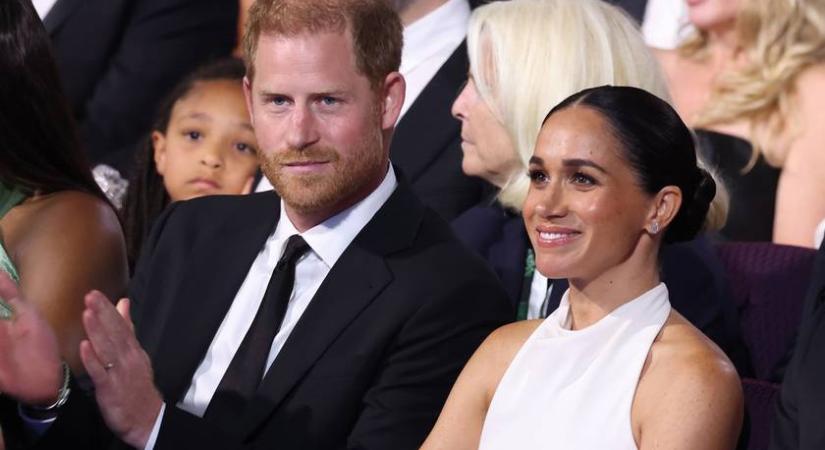 Lebuktatták Harry herceget: így érzi magát attól, hogy Meghan hordja a nadrágot