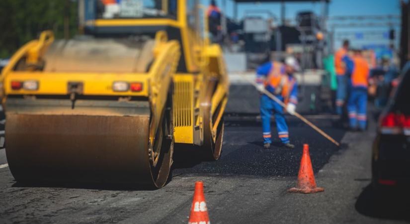 Több szakaszon is javítják az útburkolatot az M5-ösön