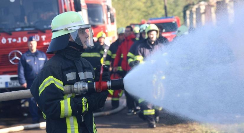 Lángra kaptak a tárgyak egy györgytarlói lakóház szobájában