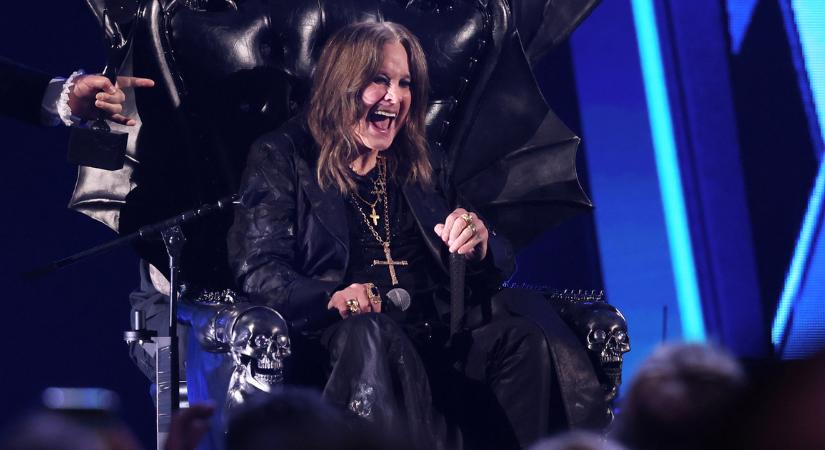 Ozzy Osbourne már járni sem tud, de még utoljára színpadra áll a Black Sabbathtal