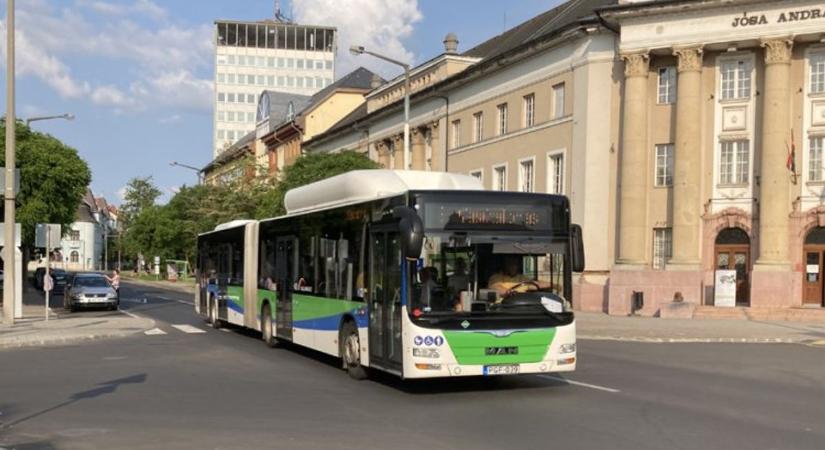 Hogy mit csinált a négyüléses helyen az az utas? Szédítő sztorik a nyíregyházi buszokról!