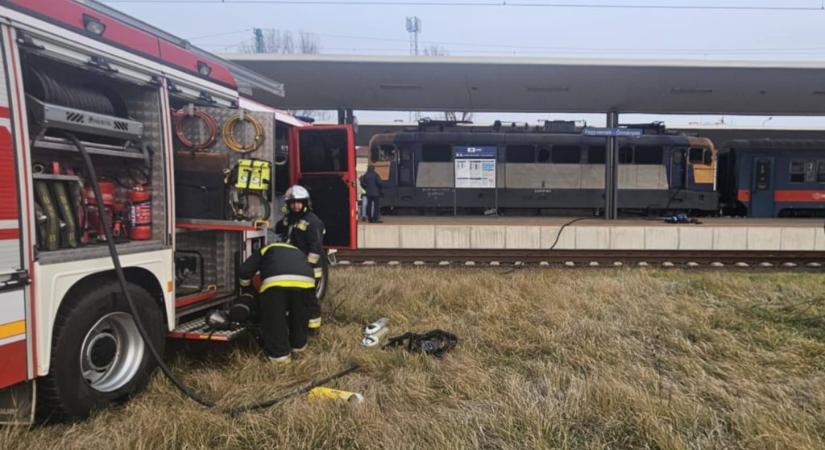 Kigyulladt egy mozdony Fegyvernek-Örményesnél