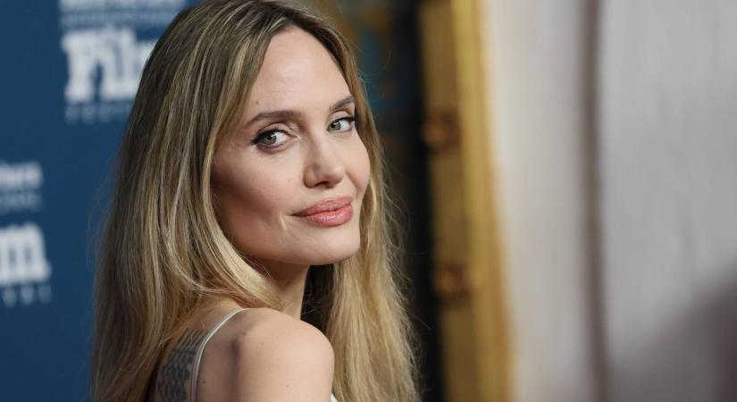 Angelina Jolie: „Anyám a tévében nézte végig, ahogy apám Oscar-díjat nyer egy másik nővel az oldalán”