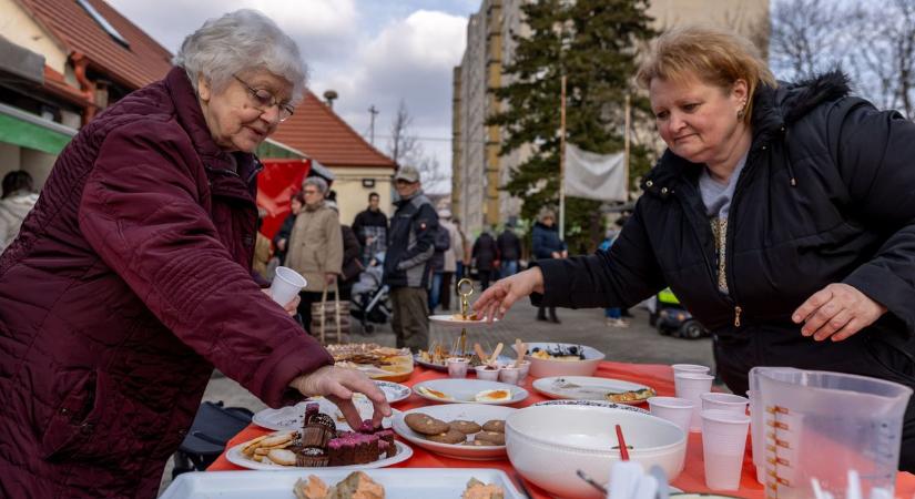 Asztalnyi kóstolóval várta vásárlóit a termelői piac  fotók