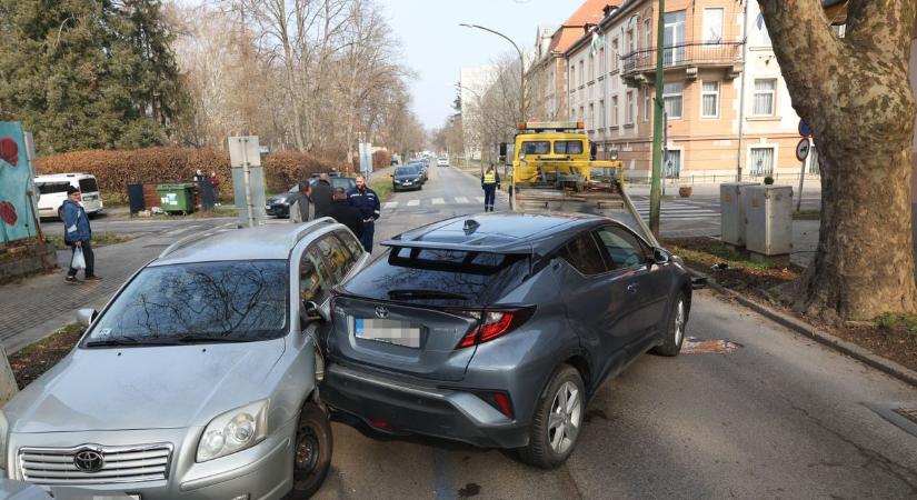 Baleset a belvárosban, rendőrök irányítják a forgalmat