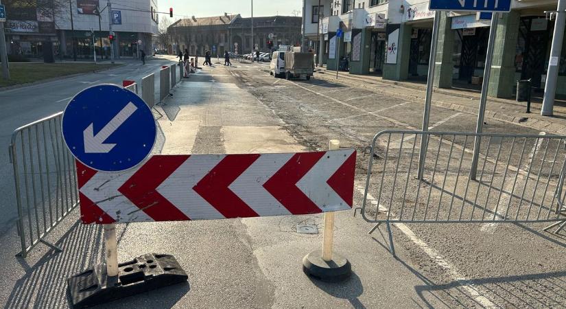 Ezeket mindenképp tudnia kell a kecskeméti autósoknak a parkolók lezárásáról – videóval