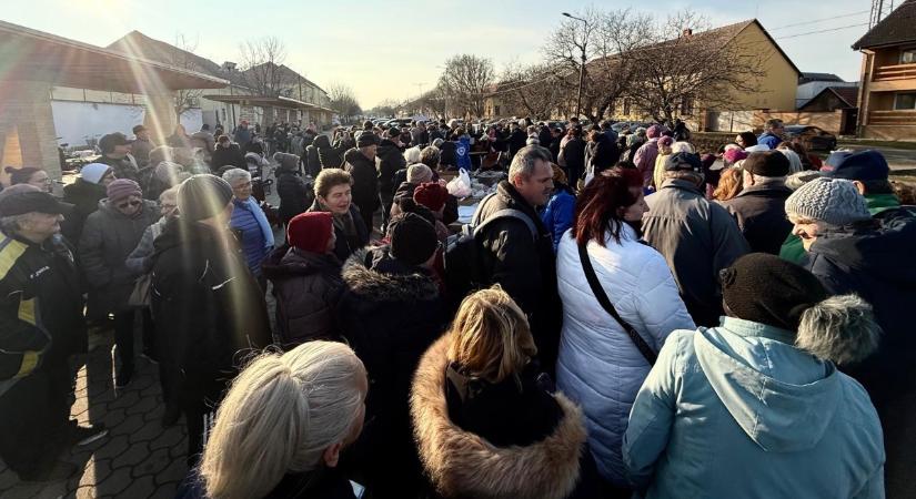 Tömeg fogadta a DK kedvezményes gyümölcsvásárát Bácsalmáson