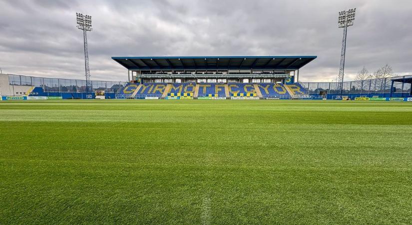 ALCUFER Stadion: felújították a centerpályát