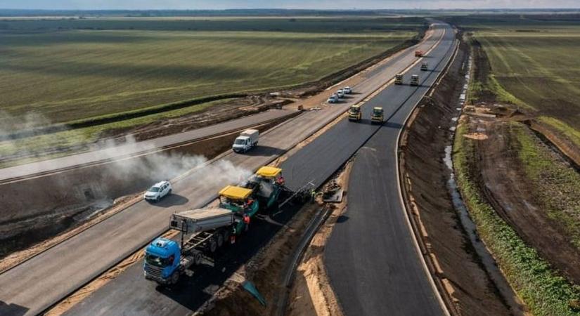 Ahogy még sosem láttuk: elképesztően látványos légi felvételek az M4-es építéséről – videóval