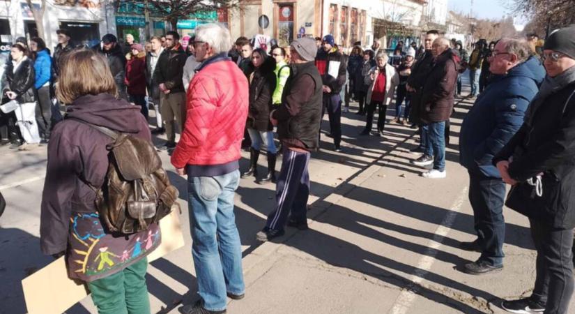 Topolyán vasárnap nyilvános óra és séta a központban