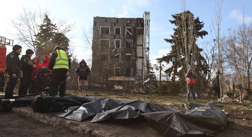 Az orosz erők légibombát dobtak egy Szumi megyei településre, többen meghaltak