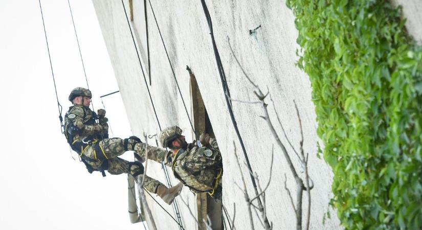 Túlélők és vesztesek: három káoszos akció és egy tökéletes túszmentés A Kiképzésben