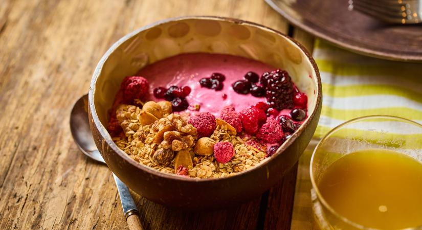 Erdei gyümölcsös smoothie bowl granolával