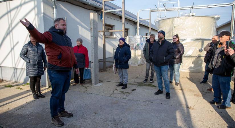 Hiába a párbeszéd, gőzerővel gyűjtik az aláírásokat a sertéstelep ellen – galériával, videóval