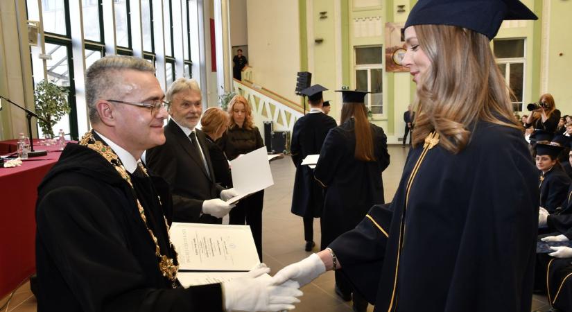 Diplomaátadó – 79 végzős hallgató lett Mosonmagyaróvár Tiszteletbeli Polgára – Galéria