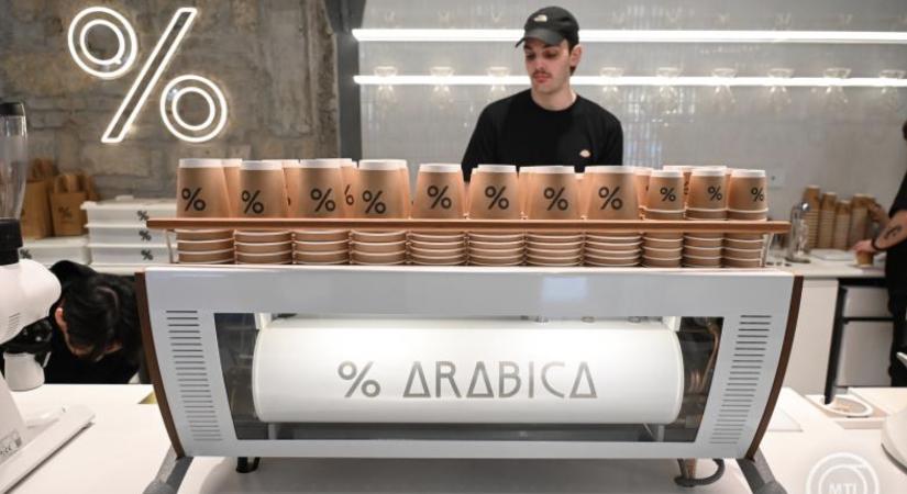 A japán % Arabica prémium kávézólánc első magyar egysége megnyitott Budapesten