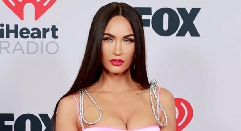 Botrány! Megan Fox a három kisfiával jelent meg, akiknek a lányos megjelenése mindenkit kiakasztott