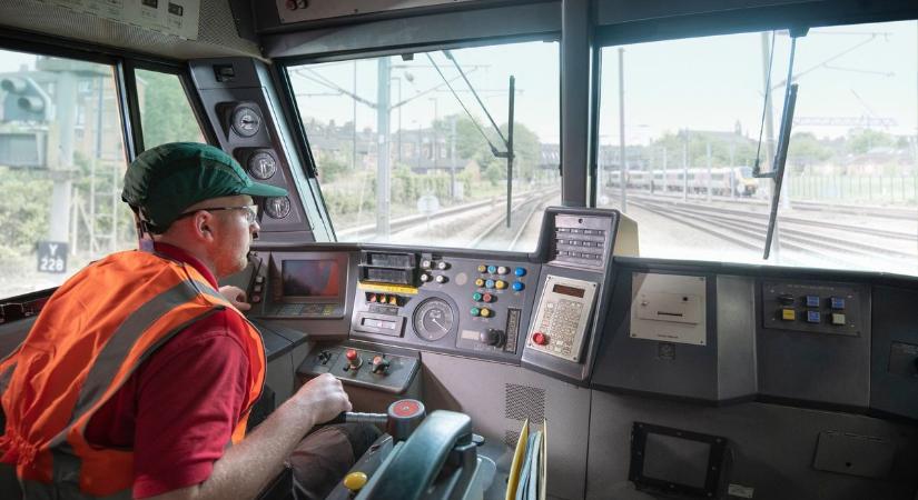 Döbbenten látta a mozdonyvezető, mi lépett elé a sínekre Szolnok határában