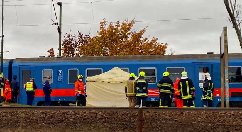 Szörnyű tragédia! Kisgyermekével a karjában ugrott a vonat elé egy fiatal édesanya, mindketten meghaltak