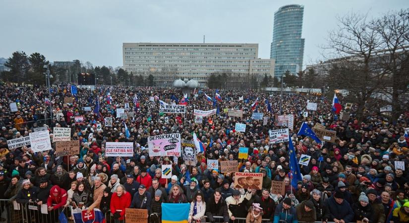 Újabb hatalmas tüntetések Szlovákiában: Fico lemondását követelik, több ezren vonultak utcára Pozsonyban és további 40 szlovák városban