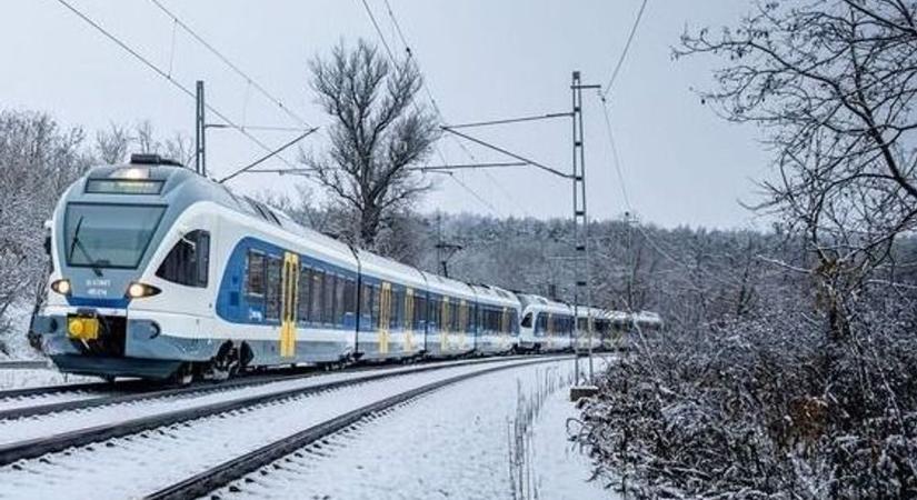 Tragédia a síneken: egy nő gyermekével a karján lépett a vonat elé