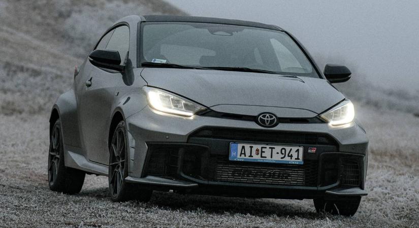 Nem normális aki ezt az utcára engedte (köszi Toyota) - Teszt: Toyota GR Yaris – 2025.