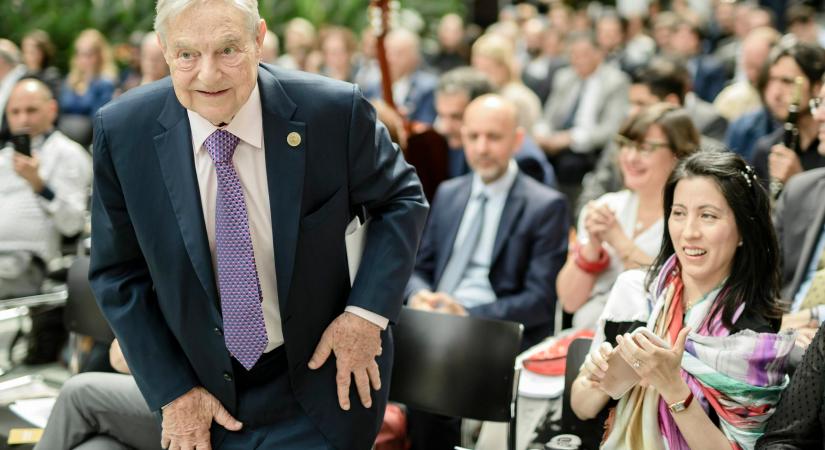 A szemünk láttára roppan meg a Soros-birodalom