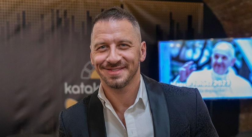 Vastag Csaba váratlan helyről kapott durva kritikát: „Mi a f.szt írjak róla?”