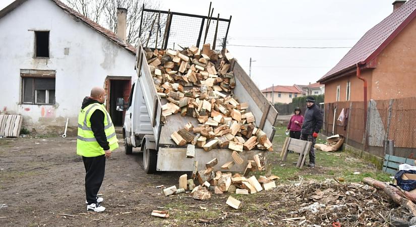 Folytatódik Debrecenben a tűzifa kiosztása