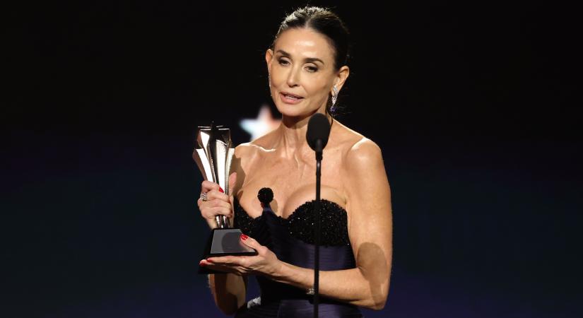 Demi Moore szürreálisan gyönyörű meztelenruhában vette át a Critics Choice Awards díjat