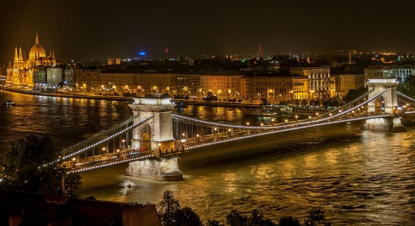 Mégis mi a fene történik Budapesten? Helikopter köröz a Lánchíd felett