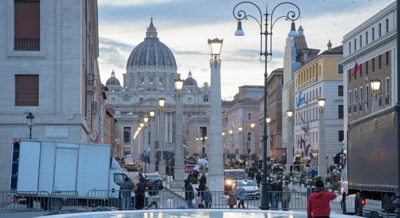 Felmászott a Szent Péter-bazilika főoltárára, meggyalázta a templomot - videó