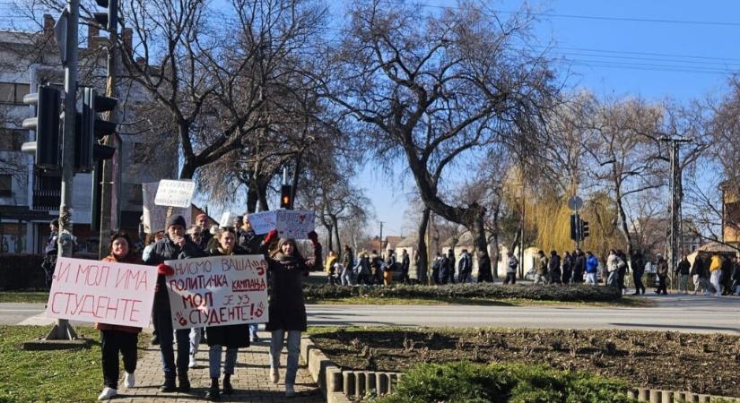 Tüntetéssel válaszoltak Vučić látogatására a moholiak és az üzenték: Nem vagy illetékes!