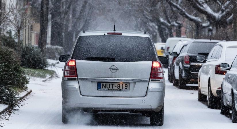 Kell melegíteni a motort indulás előtt a hidegben? Mi az igazság, árt vagy használ?