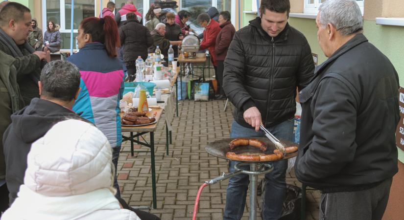 Közösségi kolbászolás