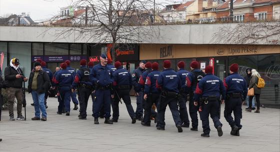 „Itt van összes rendőr, aki Magyarországon szolgál” – tényleg nagyon készülnek a náci felvonulás védelmére