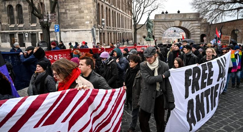 Antifasiszták vonulnak a neonáci menet felé