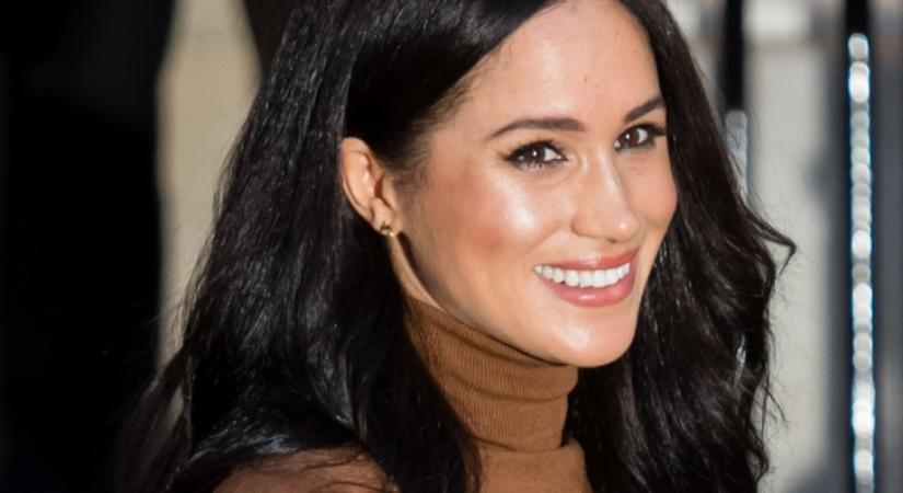 Meghan 300 ezer forintos ruhában tért vissza: a hercegné pompásan festett csokoládébarna szettjében férje oldalán