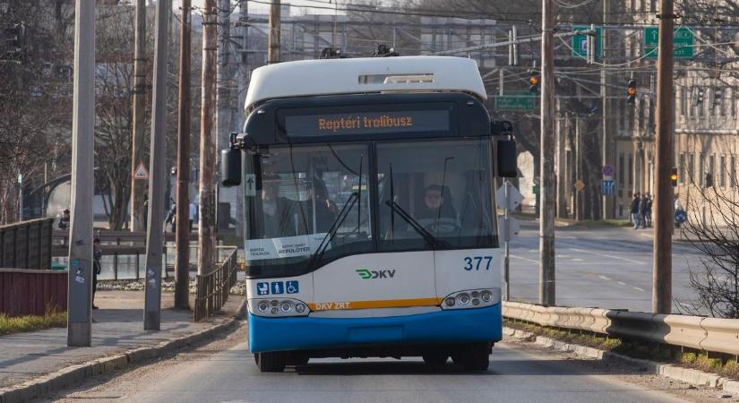 Elképesztő embertömeget vonzott a reptéri troli Debrecenben – fotókkal, videóval