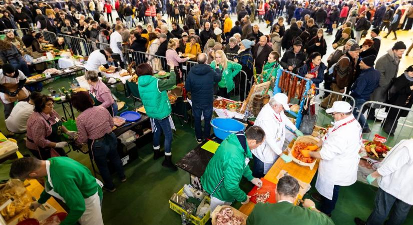 Farsangi hangulat, retró ruhák, versenyző csapatok a Fonyódi Kolbászfesztivál második napján (sonline.hu)