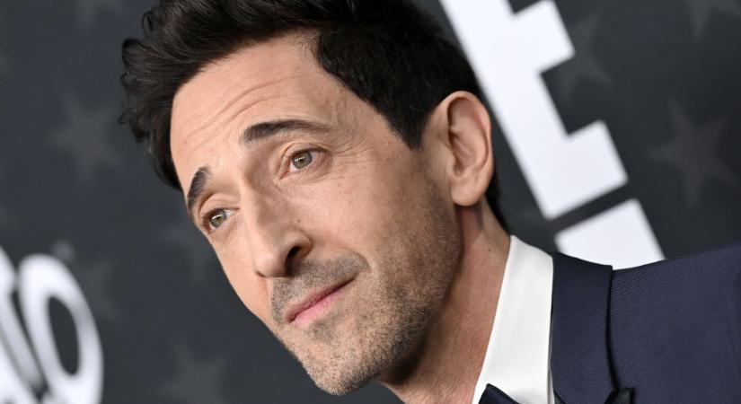 Adrien Brody a díjátadón stílusos “pálinkázással” bizonyította, hogy magyar vér folyik az ereiben