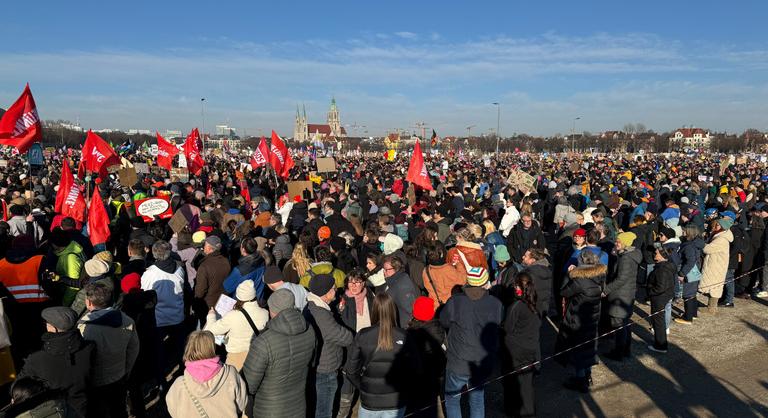 Legalább 200 ezren tüntettek Münchenben a szélsőjobboldali AfD ellen a német választások előtt