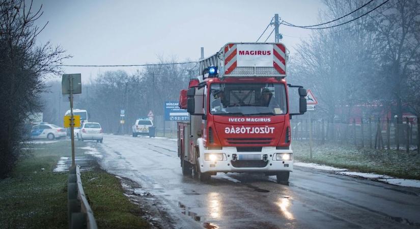 Tófaluba riasztották a tűzoltókat, rosszul lett egy ember a fürdőszobában