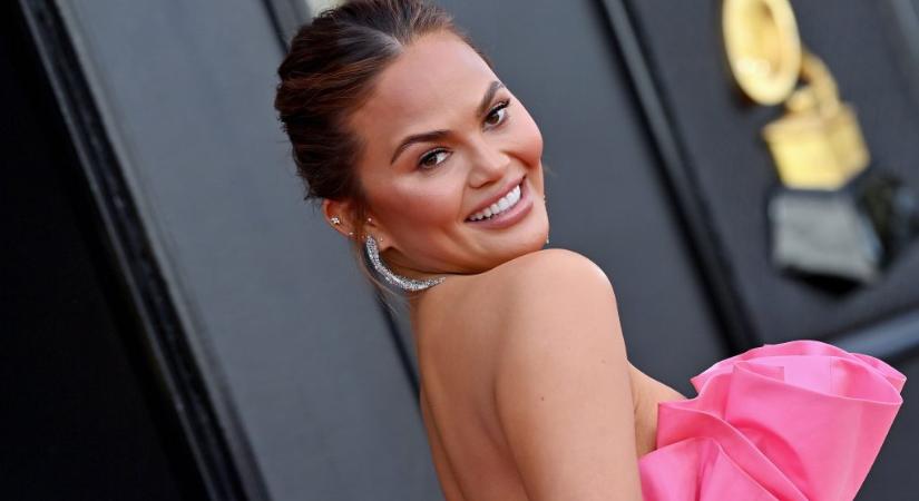 Chrissy Teigen együtt fürdött a kádban három fiával, az erről készült fotó kiakasztotta a követőit