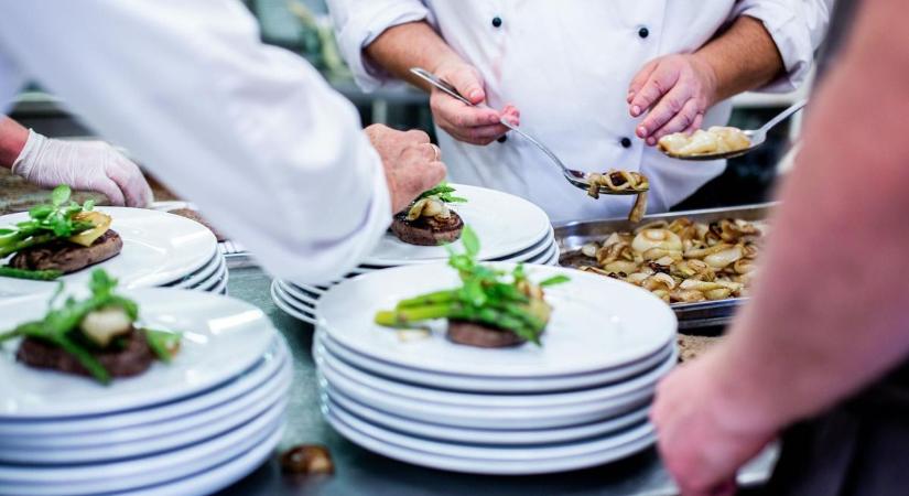 Spórolás tippek: így ússzuk meg olcsóbban az éttermi látogatást