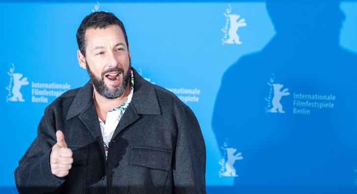 Adam Sandler a legtöbb filmjébe belecsempészte feleségét – Önnek feltűntek ezek a jelenetek?