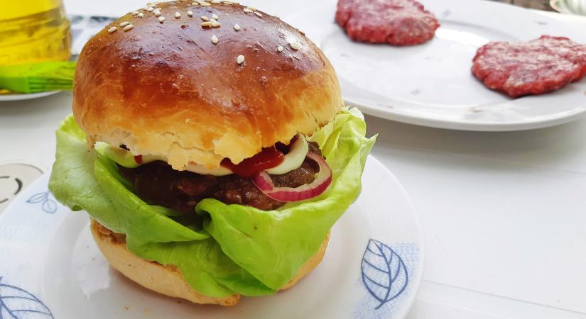 A házilag készített retró hamburger negyedannyiba kerül, és sokkal finomabb is