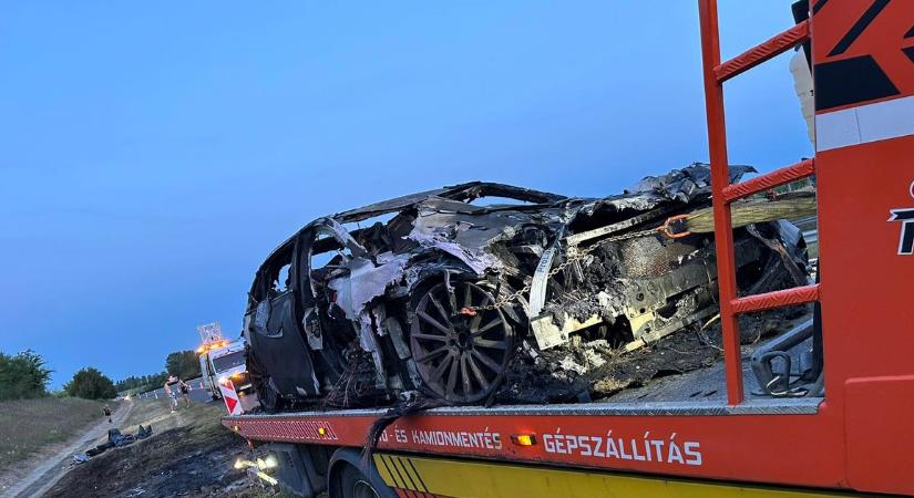 Az M7-es autópályán égett porrá a vállalkozó Mercedese: harcban áll a kereskedéssel a férfi