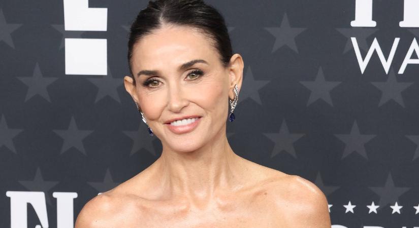 Azt a mindenit! A 62 éves Demi Moore merészen kivágott estélyiben mulatott