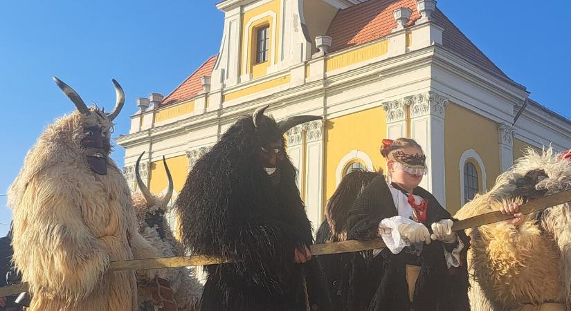 Busó-segítség a télűző jókedv során Kiskanizsán